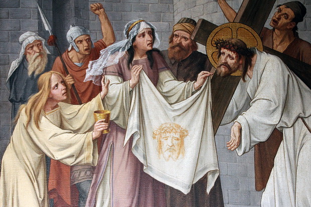 Statie 6 (detail): Veronica reikt Jezus een zweetdoek toe.